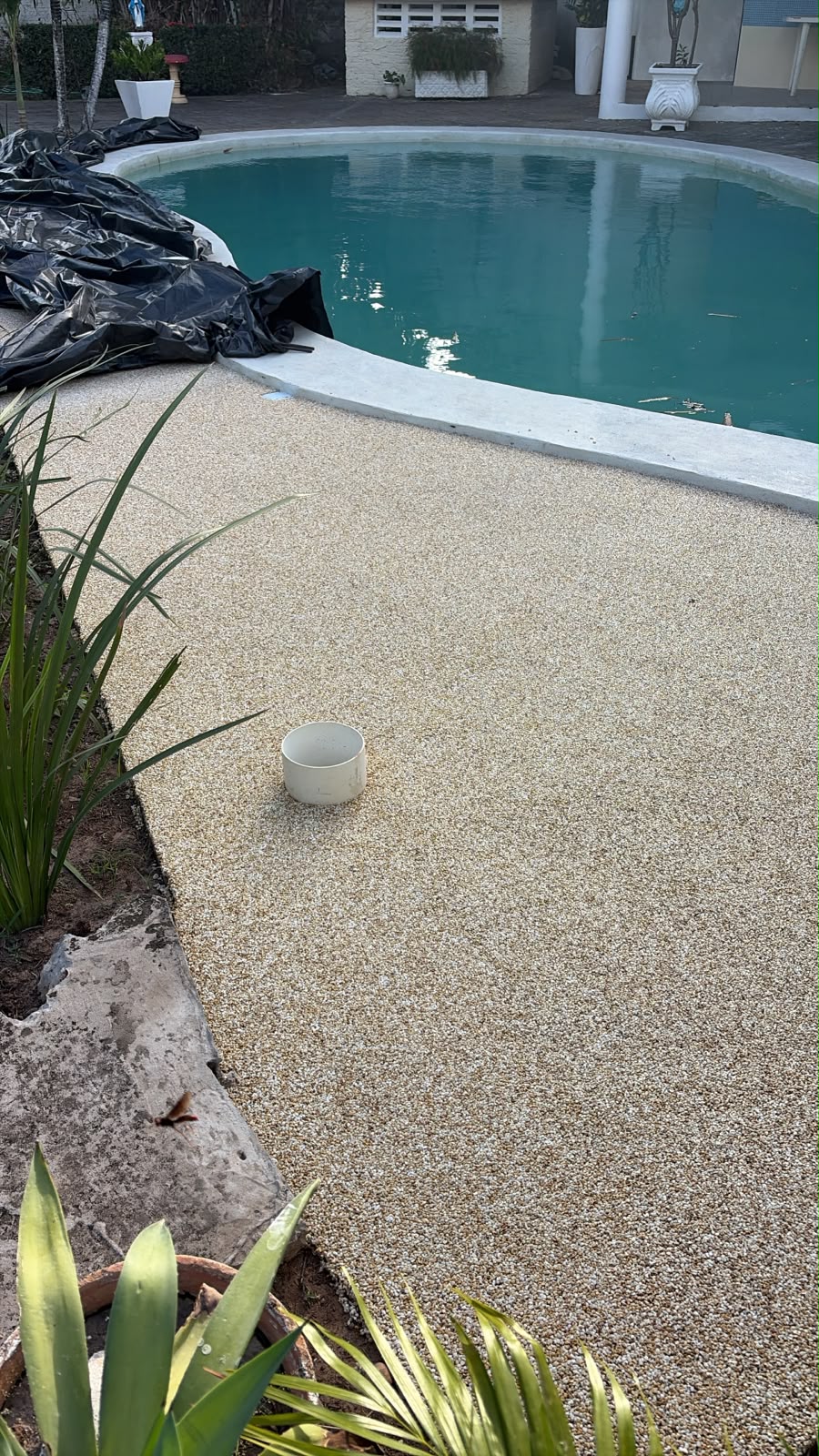 Deck claro em volta de piscina