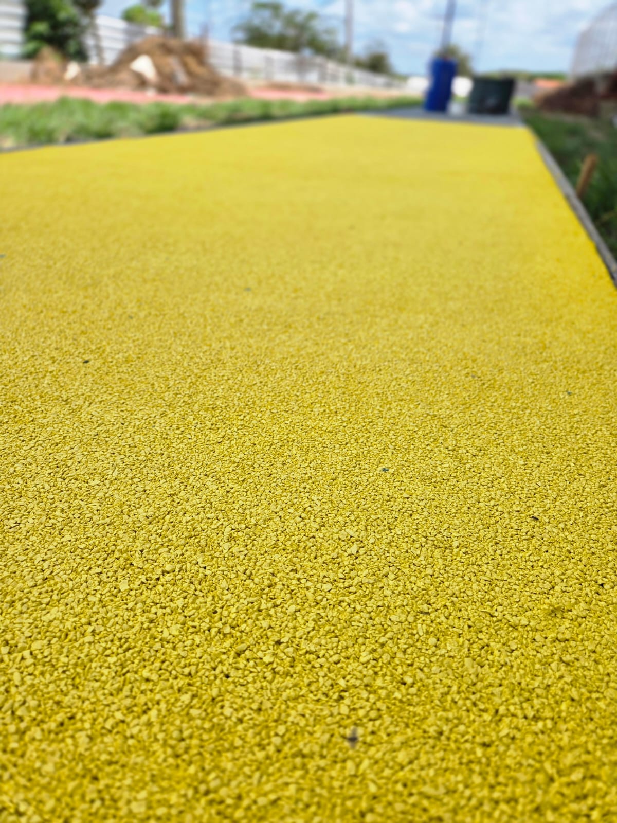 Passeio externo amarelo texturizado