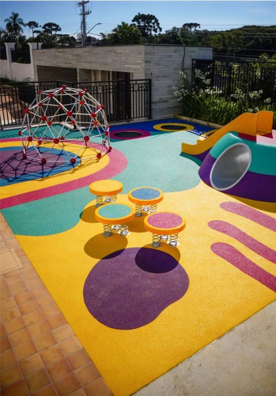 Playground com piso emborrachado colorido, domo de escalar, molas e escorregador